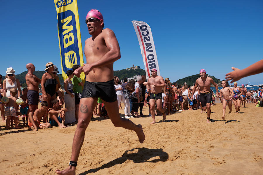 La Travesía a Nado del Paseo Nuevo, que organiza el Club Deportivo Fortuna, celebró ayer su 50 edición con la participación de 571 nadadores y nadadoras adultos -52 más que en la edición anterior- y 64 promesas de la natación. Jon Mujika y Amaia Iriarte fueron los mejores.