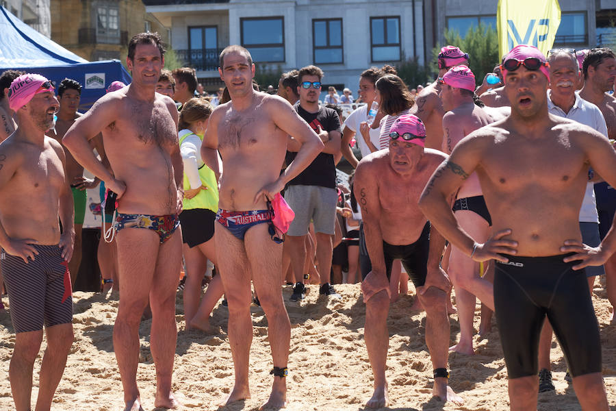 La Travesía a Nado del Paseo Nuevo, que organiza el Club Deportivo Fortuna, celebró ayer su 50 edición con la participación de 571 nadadores y nadadoras adultos -52 más que en la edición anterior- y 64 promesas de la natación. Jon Mujika y Amaia Iriarte fueron los mejores.