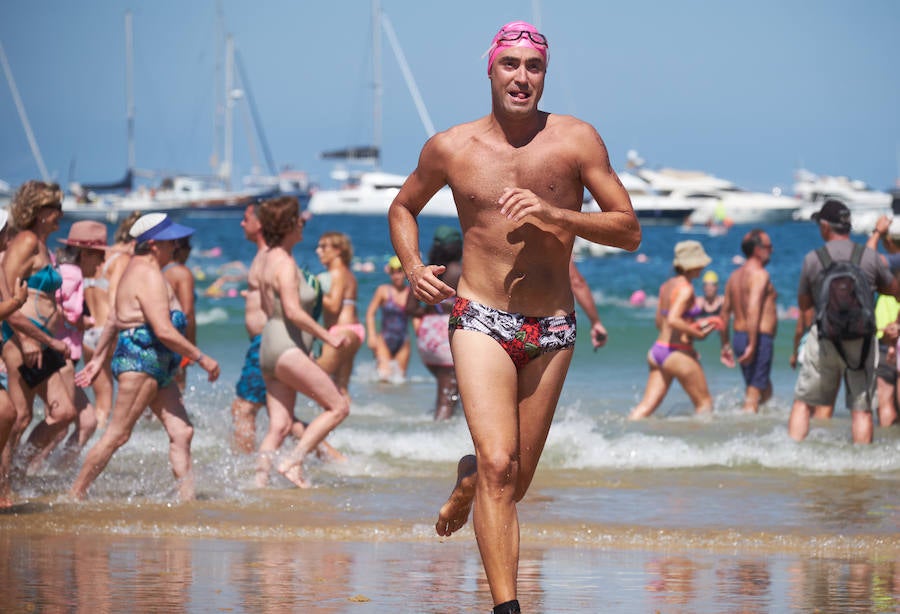 La Travesía a Nado del Paseo Nuevo, que organiza el Club Deportivo Fortuna, celebró ayer su 50 edición con la participación de 571 nadadores y nadadoras adultos -52 más que en la edición anterior- y 64 promesas de la natación. Jon Mujika y Amaia Iriarte fueron los mejores.