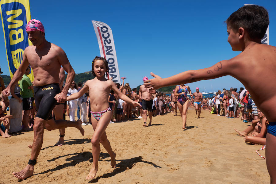 La Travesía a Nado del Paseo Nuevo, que organiza el Club Deportivo Fortuna, celebró ayer su 50 edición con la participación de 571 nadadores y nadadoras adultos -52 más que en la edición anterior- y 64 promesas de la natación. Jon Mujika y Amaia Iriarte fueron los mejores.