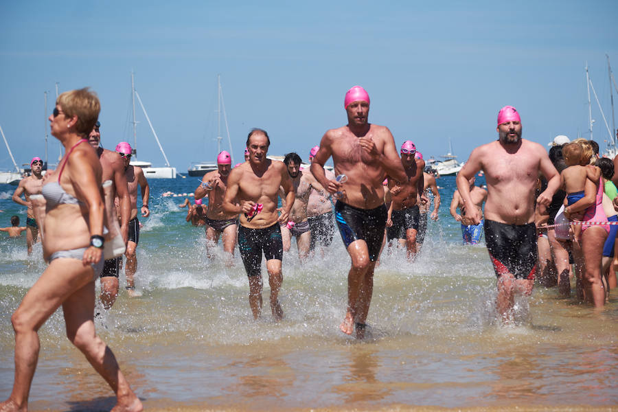 La Travesía a Nado del Paseo Nuevo, que organiza el Club Deportivo Fortuna, celebró ayer su 50 edición con la participación de 571 nadadores y nadadoras adultos -52 más que en la edición anterior- y 64 promesas de la natación. Jon Mujika y Amaia Iriarte fueron los mejores.