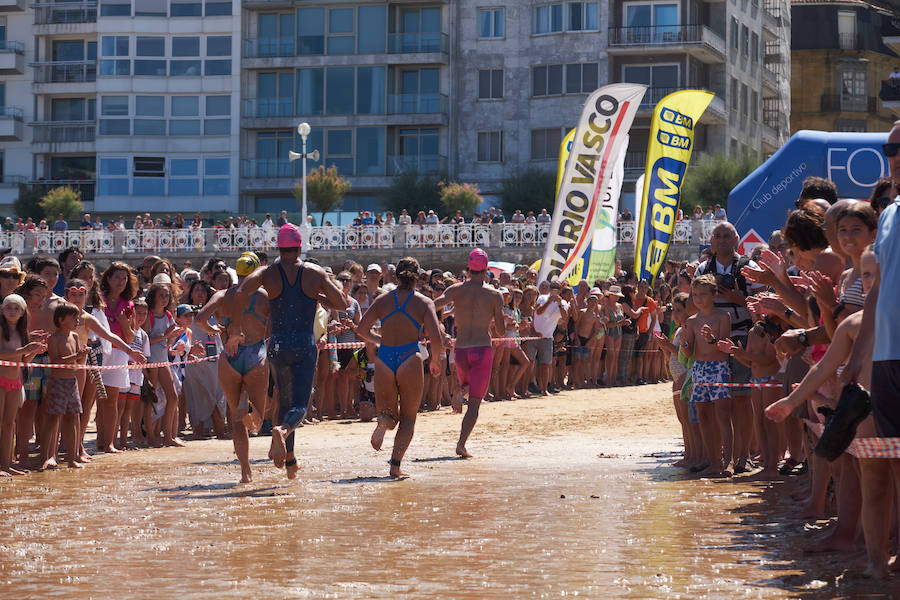 La Travesía a Nado del Paseo Nuevo, que organiza el Club Deportivo Fortuna, celebró ayer su 50 edición con la participación de 571 nadadores y nadadoras adultos -52 más que en la edición anterior- y 64 promesas de la natación. Jon Mujika y Amaia Iriarte fueron los mejores.