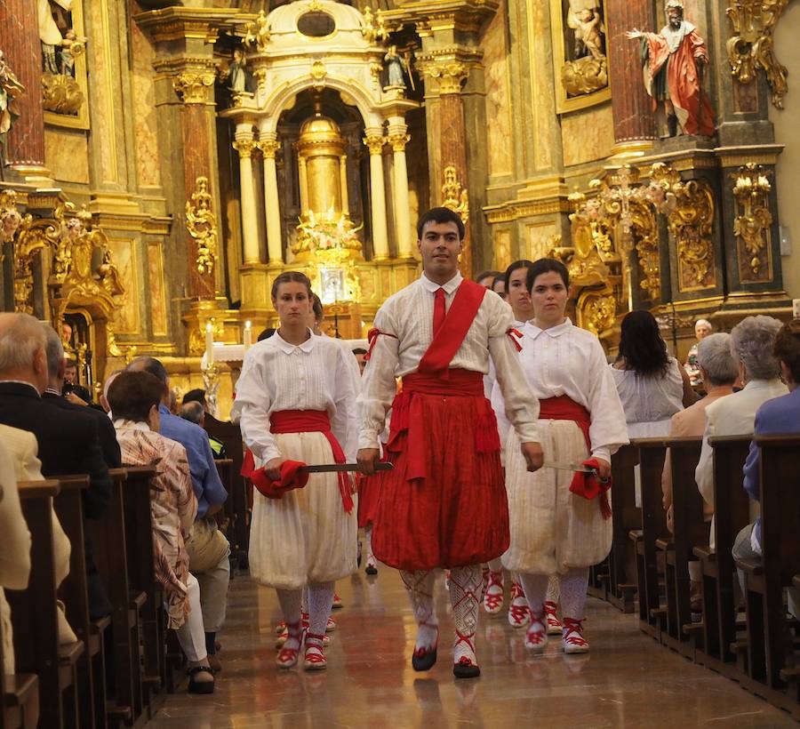 Irrintzi Dantza Taldea cumplió ayer con la tradición e interpretó la ezpata dantza ante Nuestra Señora de la Asunción en el altar mayor de la iglesia parroquial de Zumarraga, como prolegómeno a la misa celebrada a las once de la mañana.