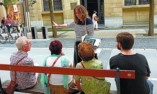 Leonor de Landia, de Oh My Walk!, ofrece detalles del antiguo teatro Circo -que estaba en el solar que hoy ocupa Jesuitas-, a los asistentes a una de sus rutas, la de la Belle Époque.