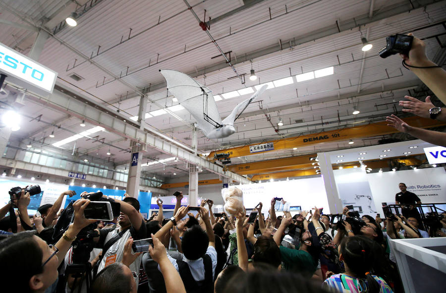 La Conferencia Mundial de Robots de Pekín se ha abierto con más de medio millar de máquinas inteligentes y una clara apuesta por incluir éstas en nuevos sectores productivos, como el comercial desde tenderos a recepcionistas o el educativo.