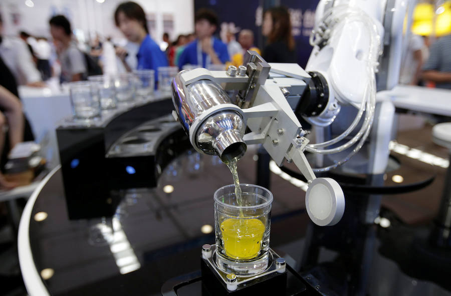 La Conferencia Mundial de Robots de Pekín se ha abierto con más de medio millar de máquinas inteligentes y una clara apuesta por incluir éstas en nuevos sectores productivos, como el comercial desde tenderos a recepcionistas o el educativo.