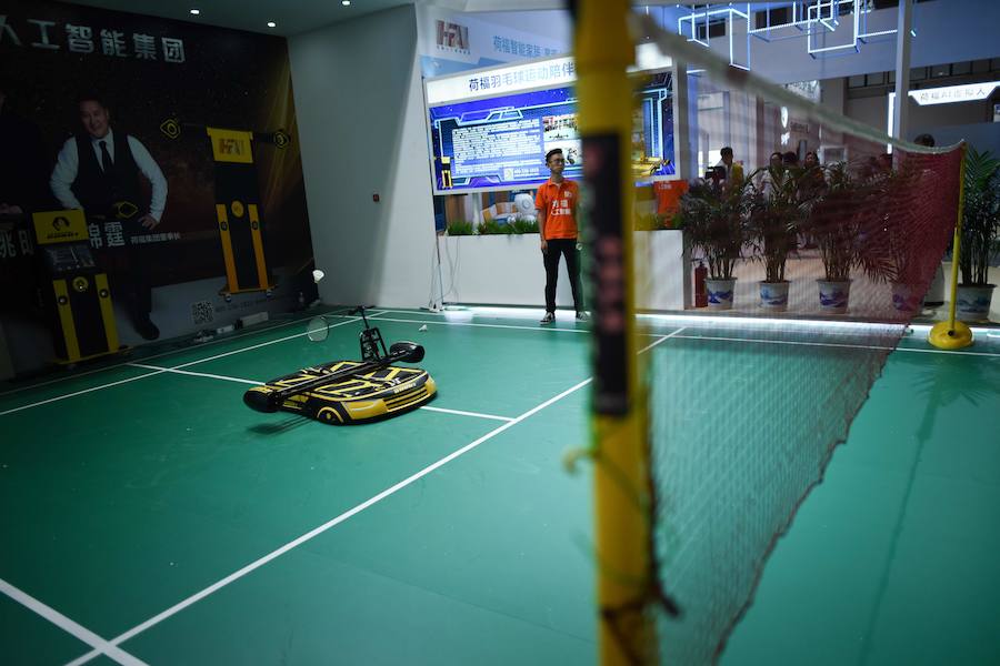 La Conferencia Mundial de Robots de Pekín se ha abierto con más de medio millar de máquinas inteligentes y una clara apuesta por incluir éstas en nuevos sectores productivos, como el comercial desde tenderos a recepcionistas o el educativo.