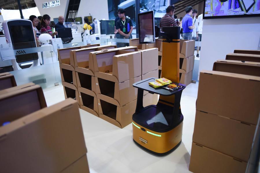 La Conferencia Mundial de Robots de Pekín se ha abierto con más de medio millar de máquinas inteligentes y una clara apuesta por incluir éstas en nuevos sectores productivos, como el comercial desde tenderos a recepcionistas o el educativo.