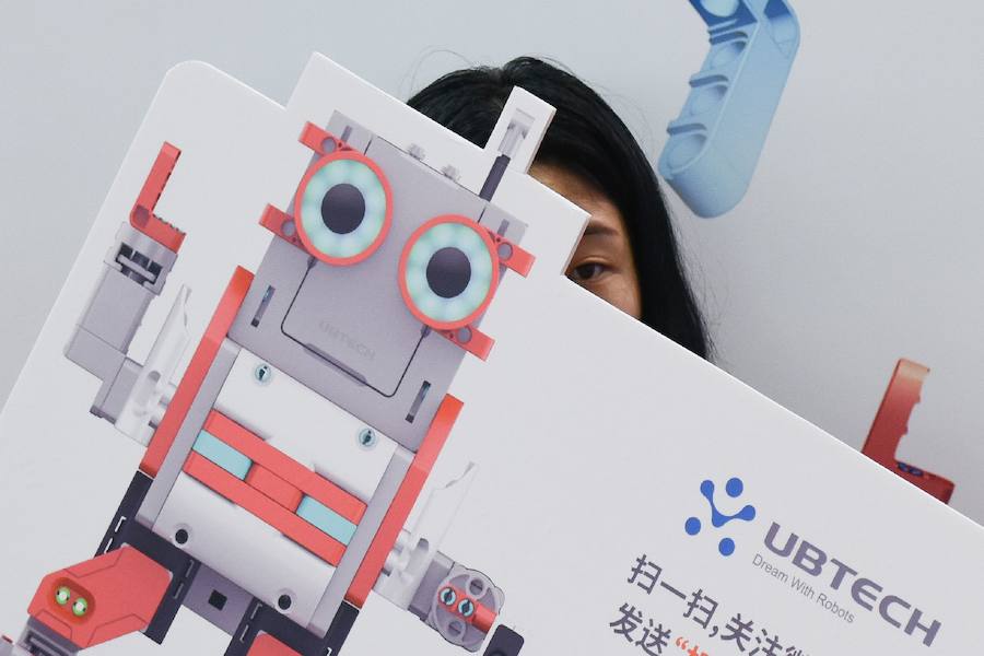 La Conferencia Mundial de Robots de Pekín se ha abierto con más de medio millar de máquinas inteligentes y una clara apuesta por incluir éstas en nuevos sectores productivos, como el comercial desde tenderos a recepcionistas o el educativo.