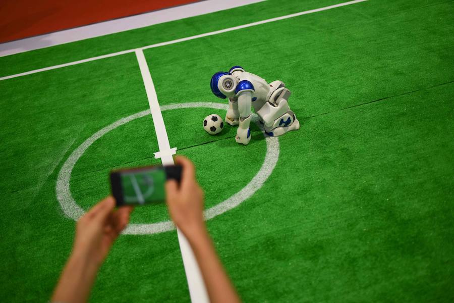 La Conferencia Mundial de Robots de Pekín se ha abierto con más de medio millar de máquinas inteligentes y una clara apuesta por incluir éstas en nuevos sectores productivos, como el comercial desde tenderos a recepcionistas o el educativo.