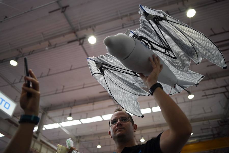 La Conferencia Mundial de Robots de Pekín se ha abierto con más de medio millar de máquinas inteligentes y una clara apuesta por incluir éstas en nuevos sectores productivos, como el comercial desde tenderos a recepcionistas o el educativo.