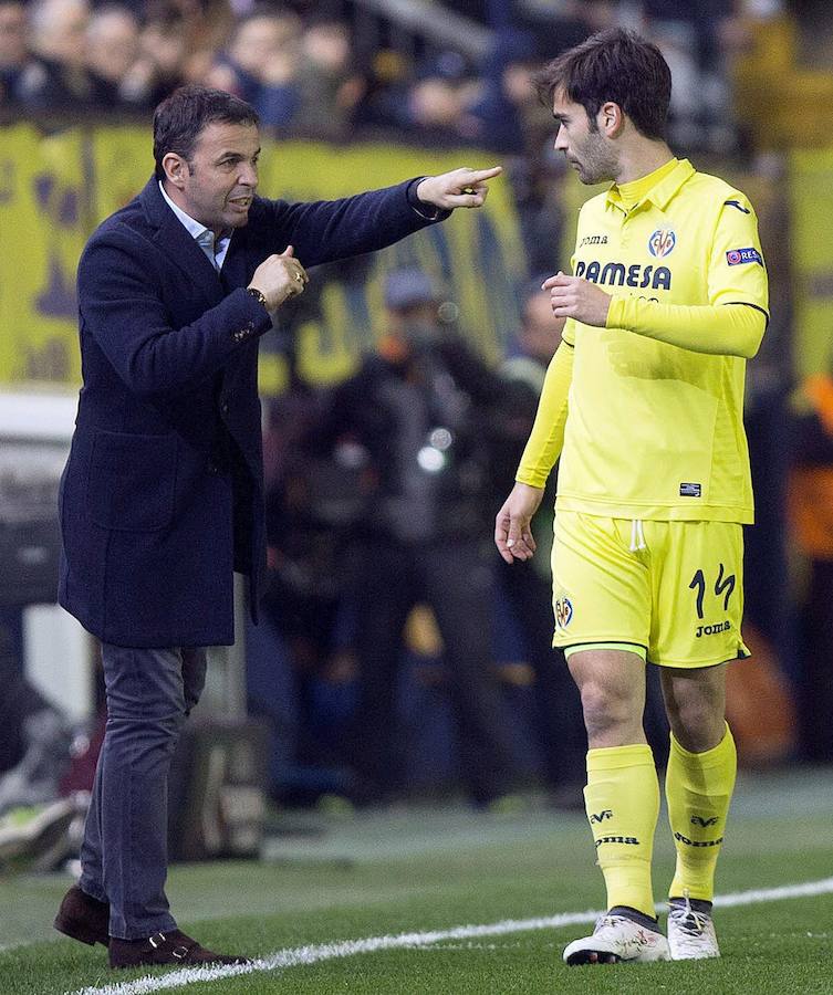 Javi Calleja dando indicaciones a Manu Trigeros