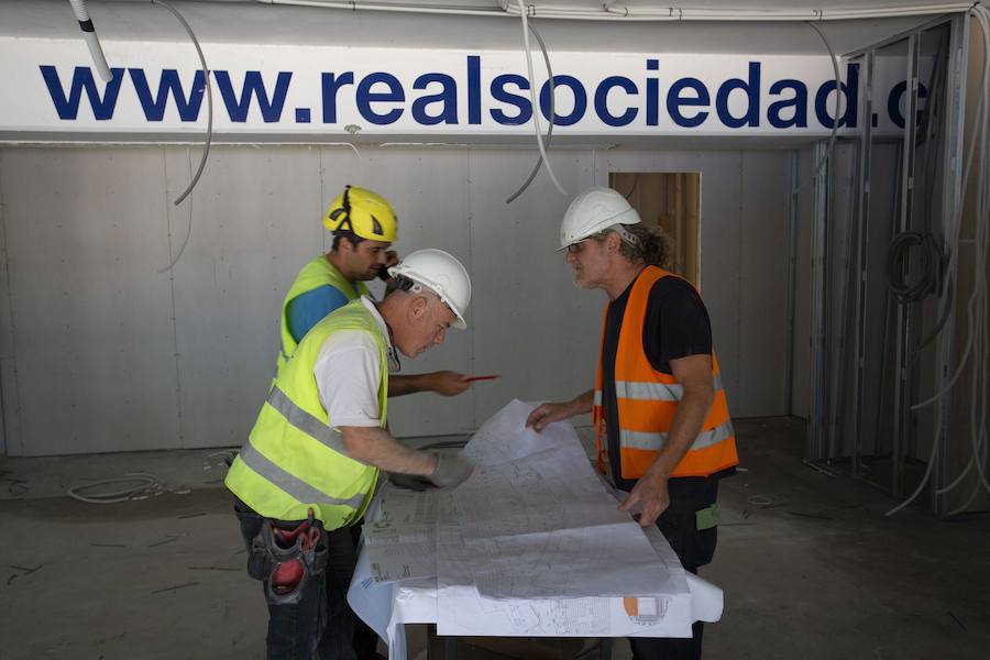 A poco menos de un mes de su reestreno, las obras del estadio de Anoeta presentan grandes avances en los últimos días. Todo estará listo para el Real Sociedad - F.C. Barcelona del próximo 15 de septiembre.