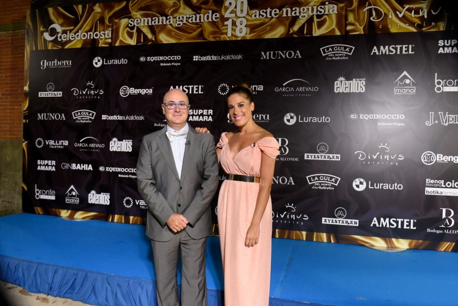 Los invitados pudieron disfrutar de los fuegos artificiales desde los jardines del palacio y comentarlos en lo que fue una divertida y 'glamourosa' fiesta en la que no faltó el buen humor.