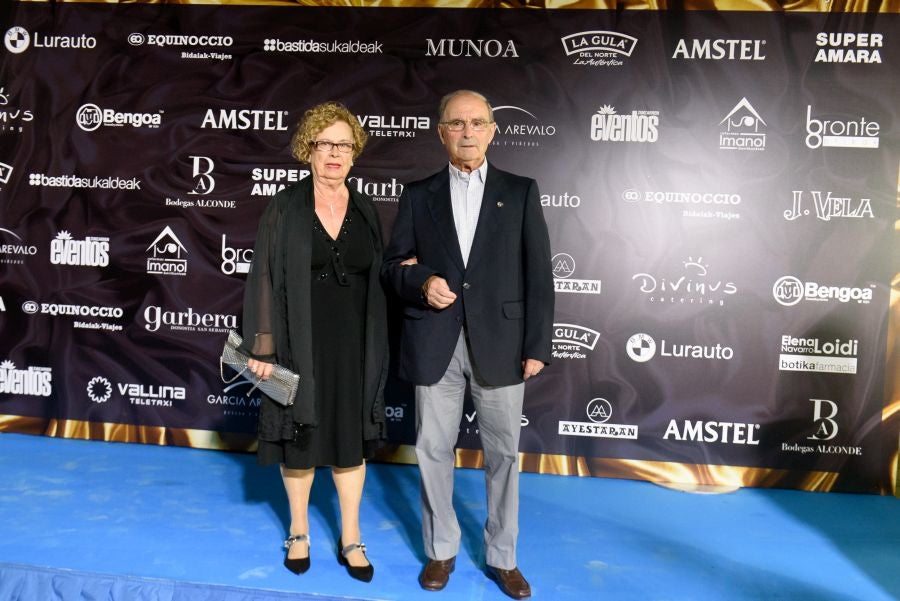 Los invitados pudieron disfrutar de los fuegos artificiales desde los jardines del palacio y comentarlos en lo que fue una divertida y 'glamourosa' fiesta en la que no faltó el buen humor.