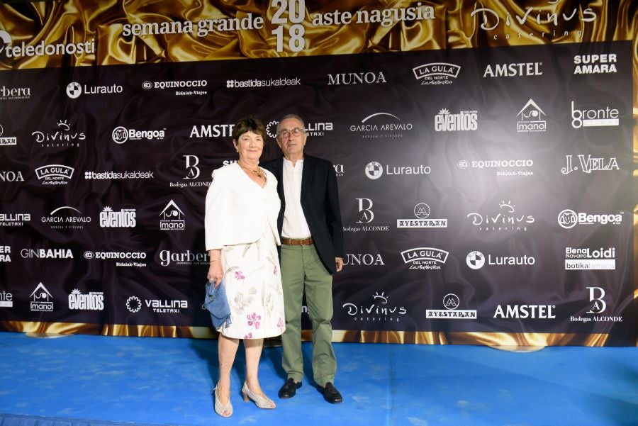 Los invitados pudieron disfrutar de los fuegos artificiales desde los jardines del palacio y comentarlos en lo que fue una divertida y 'glamourosa' fiesta en la que no faltó el buen humor.