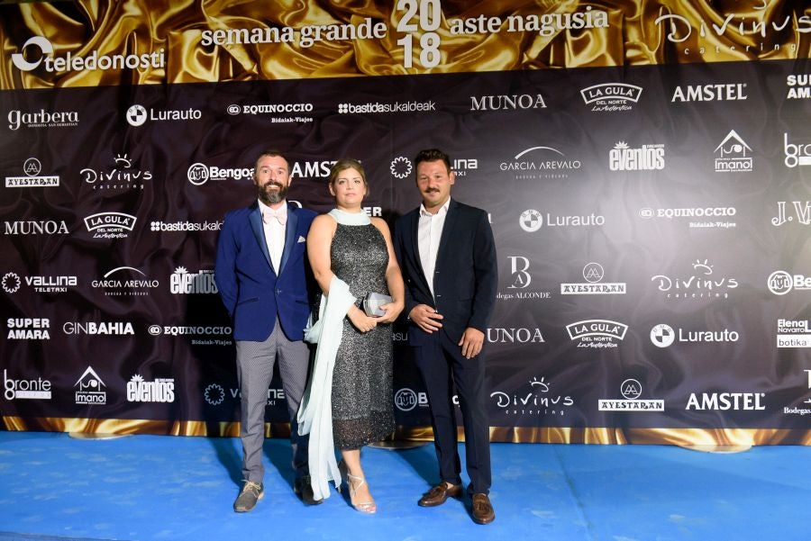 Los invitados pudieron disfrutar de los fuegos artificiales desde los jardines del palacio y comentarlos en lo que fue una divertida y 'glamourosa' fiesta en la que no faltó el buen humor.