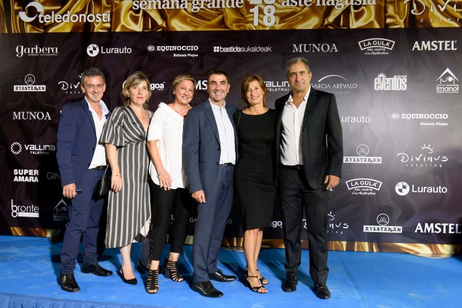 Los invitados pudieron disfrutar de los fuegos artificiales desde los jardines del palacio y comentarlos en lo que fue una divertida y 'glamourosa' fiesta en la que no faltó el buen humor.