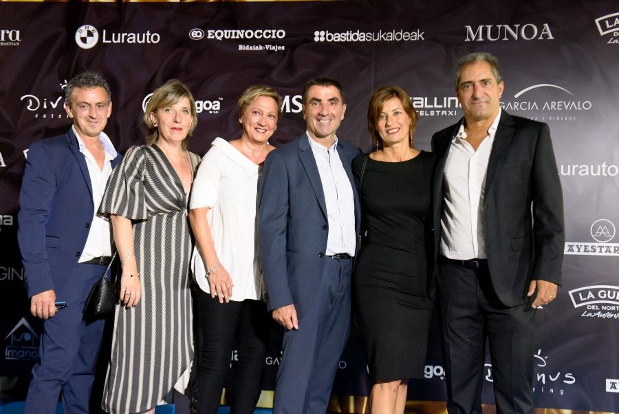 Los invitados pudieron disfrutar de los fuegos artificiales desde los jardines del palacio y comentarlos en lo que fue una divertida y 'glamourosa' fiesta en la que no faltó el buen humor.