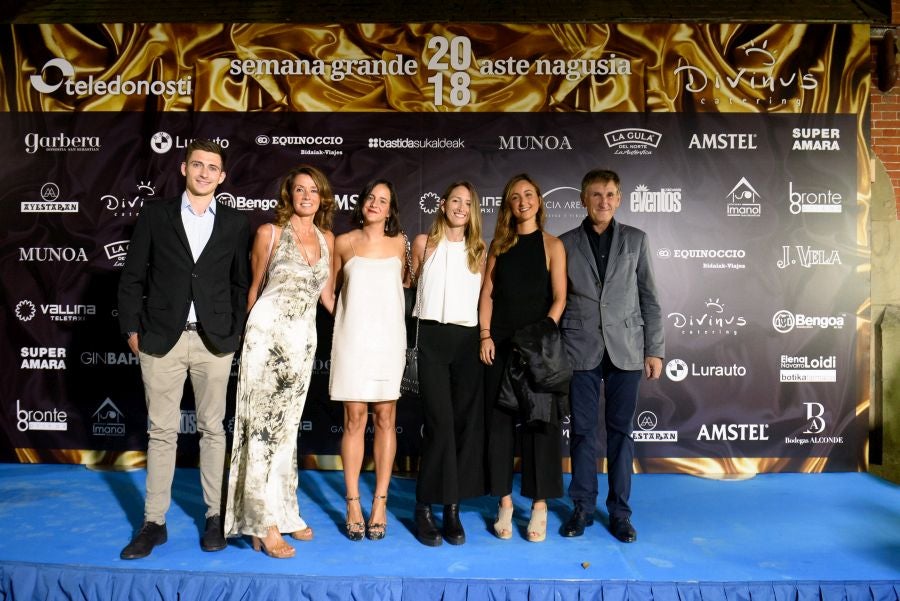 Los invitados pudieron disfrutar de los fuegos artificiales desde los jardines del palacio y comentarlos en lo que fue una divertida y 'glamourosa' fiesta en la que no faltó el buen humor.