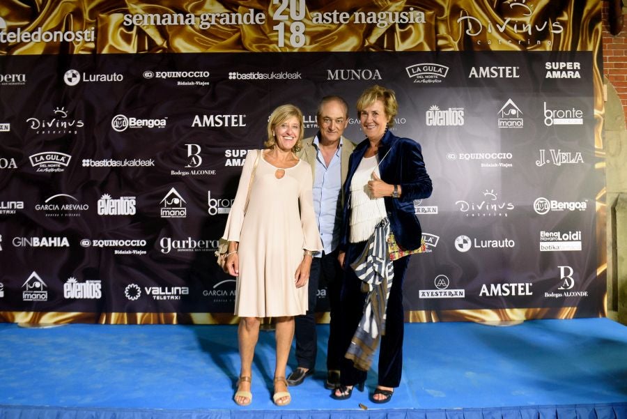 Los invitados pudieron disfrutar de los fuegos artificiales desde los jardines del palacio y comentarlos en lo que fue una divertida y 'glamourosa' fiesta en la que no faltó el buen humor.