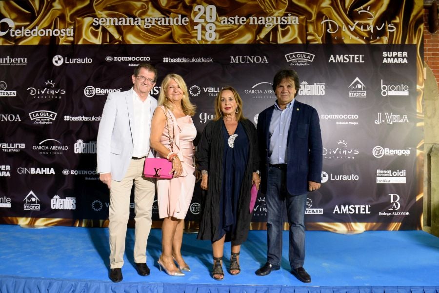 Los invitados pudieron disfrutar de los fuegos artificiales desde los jardines del palacio y comentarlos en lo que fue una divertida y 'glamourosa' fiesta en la que no faltó el buen humor.