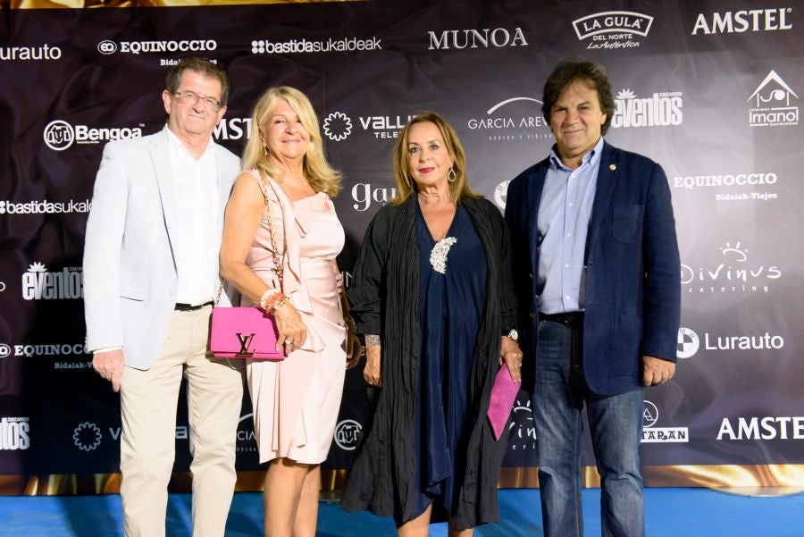 Los invitados pudieron disfrutar de los fuegos artificiales desde los jardines del palacio y comentarlos en lo que fue una divertida y 'glamourosa' fiesta en la que no faltó el buen humor.