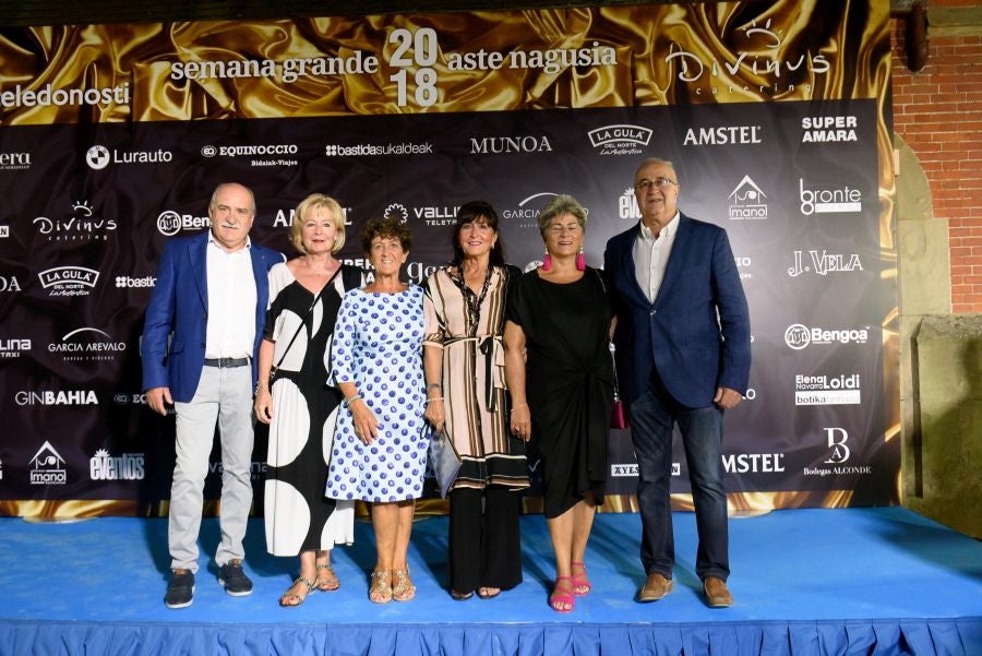 Los invitados pudieron disfrutar de los fuegos artificiales desde los jardines del palacio y comentarlos en lo que fue una divertida y 'glamourosa' fiesta en la que no faltó el buen humor.