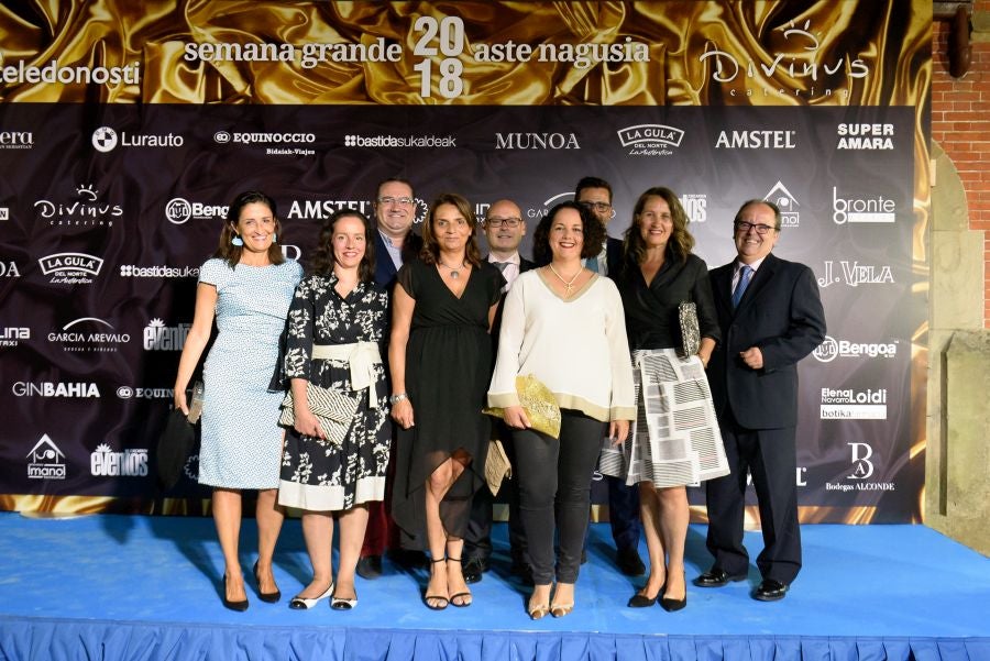 Los invitados pudieron disfrutar de los fuegos artificiales desde los jardines del palacio y comentarlos en lo que fue una divertida y 'glamourosa' fiesta en la que no faltó el buen humor.