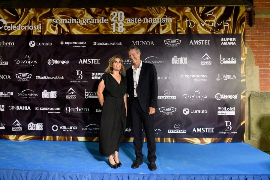 Los invitados pudieron disfrutar de los fuegos artificiales desde los jardines del palacio y comentarlos en lo que fue una divertida y 'glamourosa' fiesta en la que no faltó el buen humor.