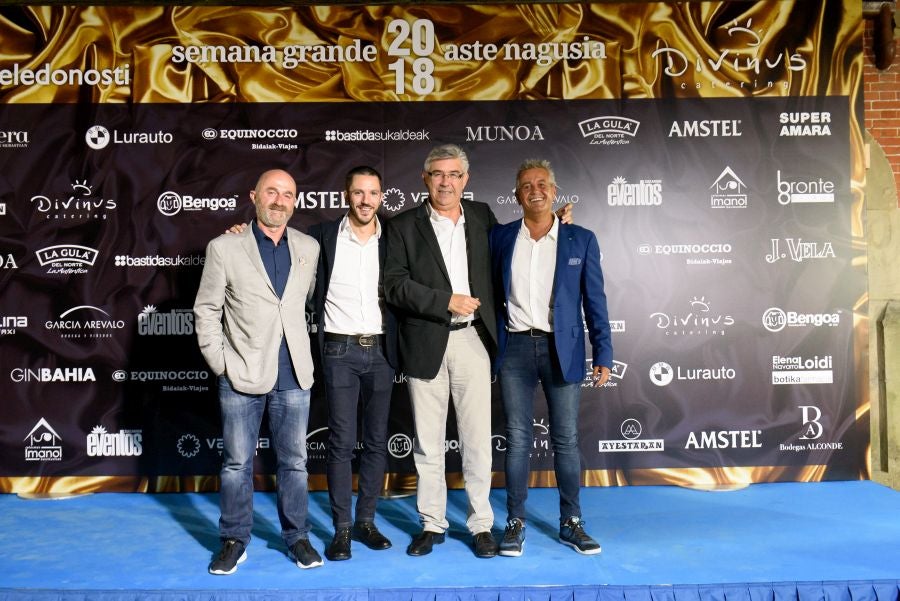 Los invitados pudieron disfrutar de los fuegos artificiales desde los jardines del palacio y comentarlos en lo que fue una divertida y 'glamourosa' fiesta en la que no faltó el buen humor.