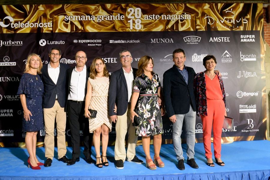 Los invitados pudieron disfrutar de los fuegos artificiales desde los jardines del palacio y comentarlos en lo que fue una divertida y 'glamourosa' fiesta en la que no faltó el buen humor.