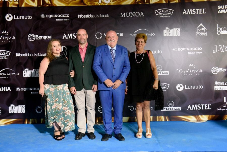 Los invitados pudieron disfrutar de los fuegos artificiales desde los jardines del palacio y comentarlos en lo que fue una divertida y 'glamourosa' fiesta en la que no faltó el buen humor.