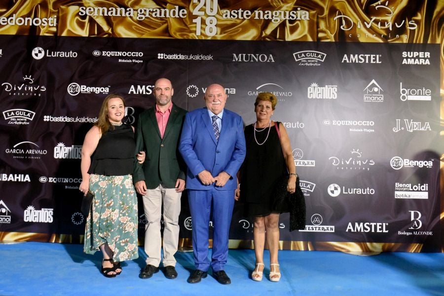 Los invitados pudieron disfrutar de los fuegos artificiales desde los jardines del palacio y comentarlos en lo que fue una divertida y 'glamourosa' fiesta en la que no faltó el buen humor.