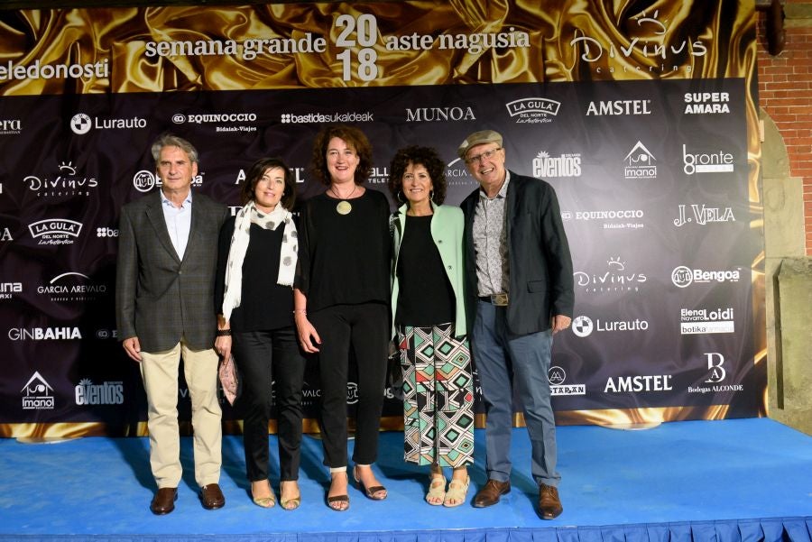 Los invitados pudieron disfrutar de los fuegos artificiales desde los jardines del palacio y comentarlos en lo que fue una divertida y 'glamourosa' fiesta en la que no faltó el buen humor.