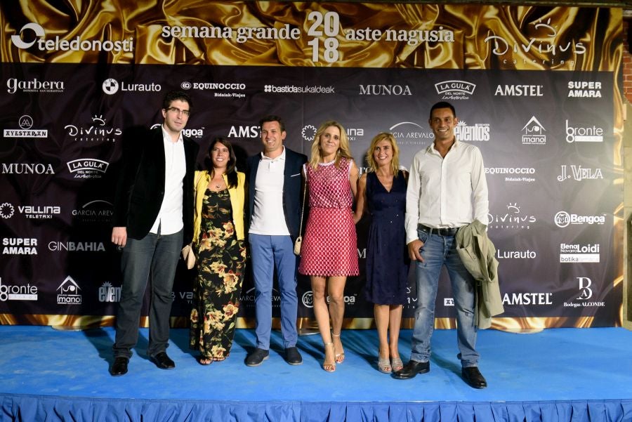 Los invitados pudieron disfrutar de los fuegos artificiales desde los jardines del palacio y comentarlos en lo que fue una divertida y 'glamourosa' fiesta en la que no faltó el buen humor.