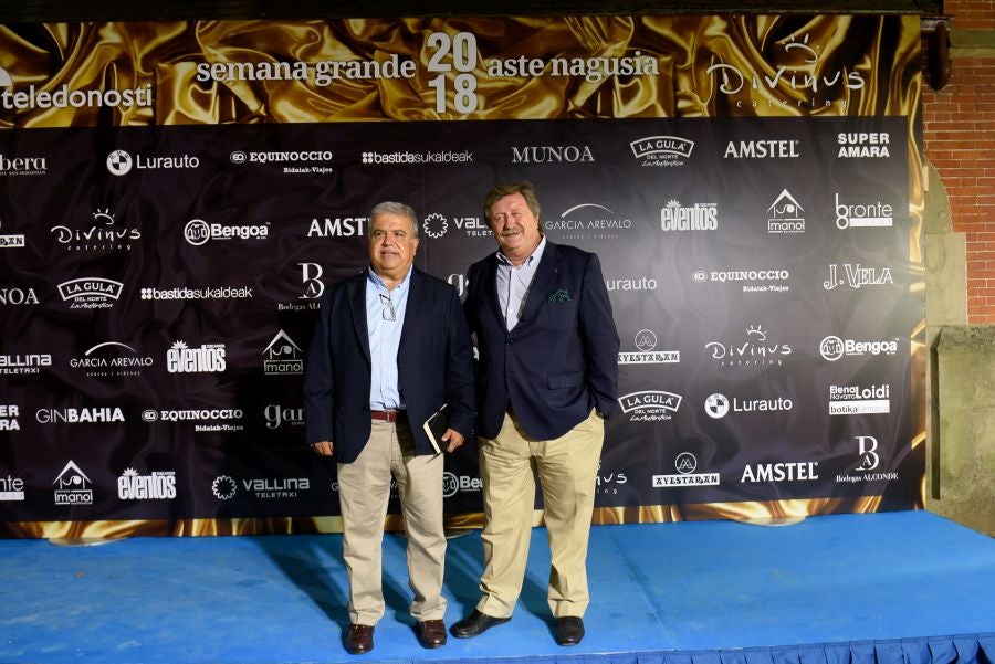 Los invitados pudieron disfrutar de los fuegos artificiales desde los jardines del palacio y comentarlos en lo que fue una divertida y 'glamourosa' fiesta en la que no faltó el buen humor.