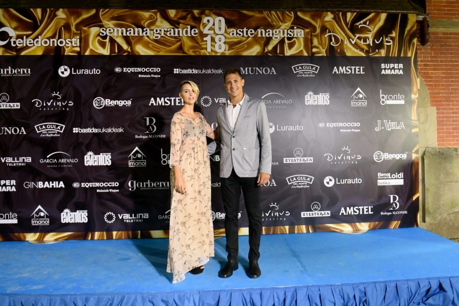 Los invitados pudieron disfrutar de los fuegos artificiales desde los jardines del palacio y comentarlos en lo que fue una divertida y 'glamourosa' fiesta en la que no faltó el buen humor.