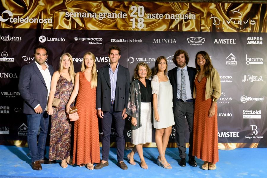 Los invitados pudieron disfrutar de los fuegos artificiales desde los jardines del palacio y comentarlos en lo que fue una divertida y 'glamourosa' fiesta en la que no faltó el buen humor.