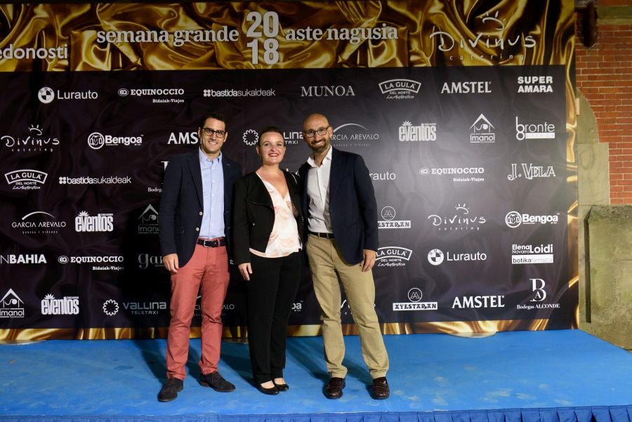 Los invitados pudieron disfrutar de los fuegos artificiales desde los jardines del palacio y comentarlos en lo que fue una divertida y 'glamourosa' fiesta en la que no faltó el buen humor.