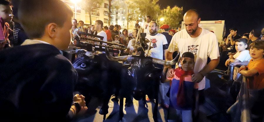 Además de los conciertos, los fuegos y el consabido helado, hay una cita que muchos donostiarras y visitantes no perdonan: el toro de fuego que hace las delicias de pequños y mayores. 