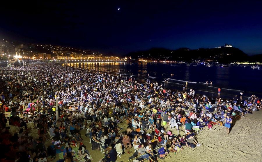 Además de los conciertos, los fuegos y el consabido helado, hay una cita que muchos donostiarras y visitantes no perdonan: el toro de fuego que hace las delicias de pequños y mayores. 