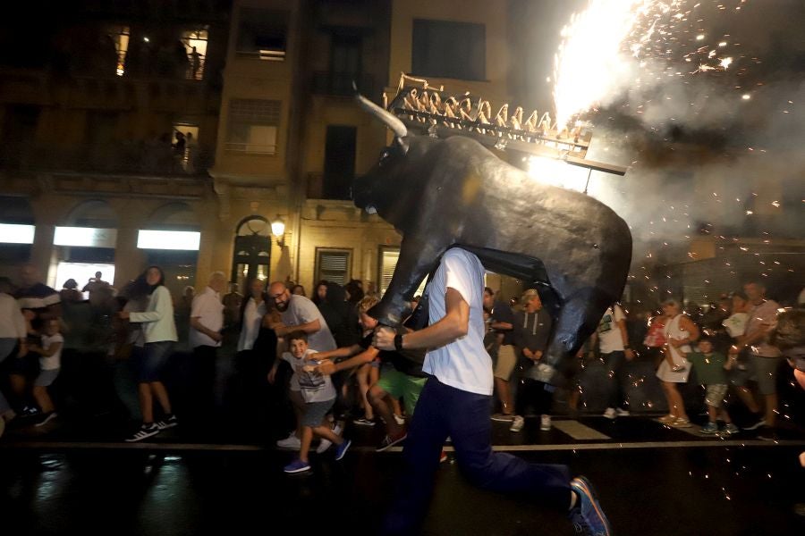 Además de los conciertos, los fuegos y el consabido helado, hay una cita que muchos donostiarras y visitantes no perdonan: el toro de fuego que hace las delicias de pequños y mayores. 