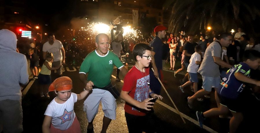 Además de los conciertos, los fuegos y el consabido helado, hay una cita que muchos donostiarras y visitantes no perdonan: el toro de fuego que hace las delicias de pequños y mayores. 