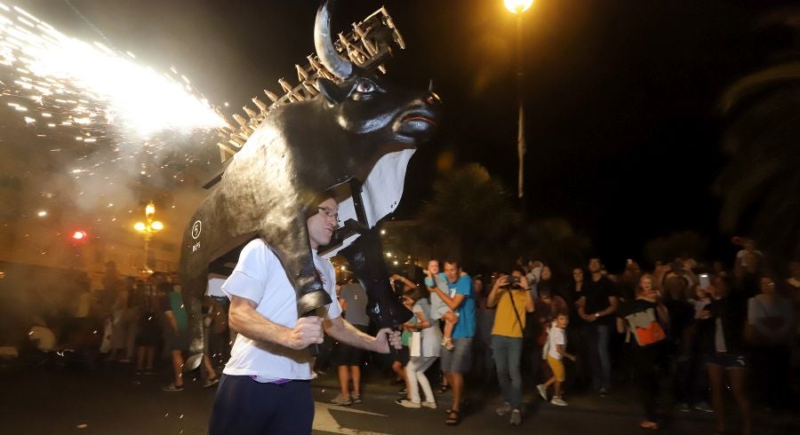 Además de los conciertos, los fuegos y el consabido helado, hay una cita que muchos donostiarras y visitantes no perdonan: el toro de fuego que hace las delicias de pequños y mayores. 