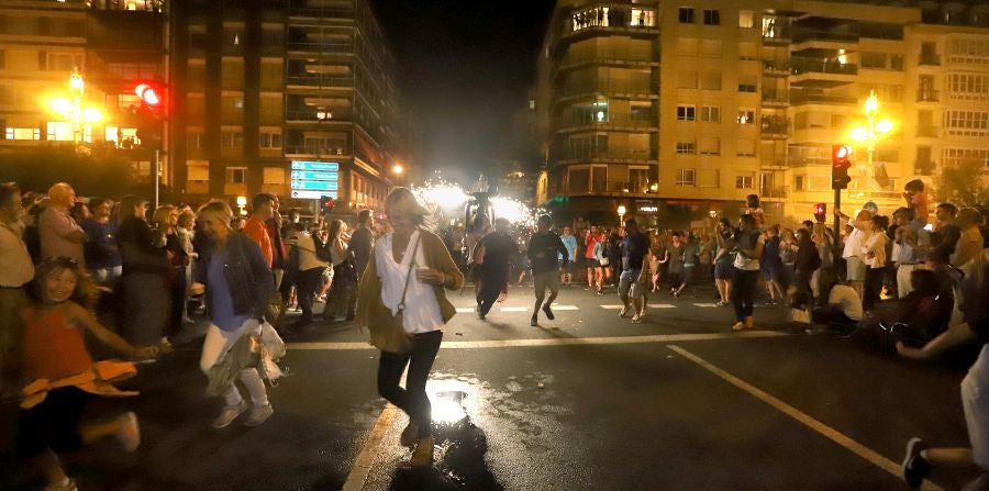 Además de los conciertos, los fuegos y el consabido helado, hay una cita que muchos donostiarras y visitantes no perdonan: el toro de fuego que hace las delicias de pequños y mayores. 