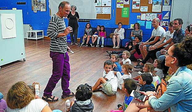 El ilustrador Iñaki Martiarena, 'Mattin', y la cuentacuentos Ixabel Agirresarobe en la plaza Alfonso XIII, improvisando historias frente a un activo público. 
