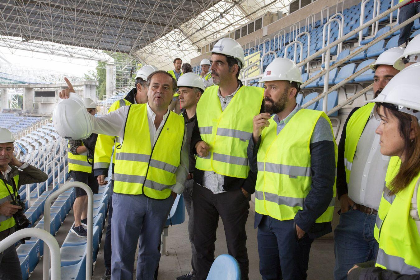 Eneko Goia, alcalde de San Sebastián y Denis Itxaso, diputado de Cultura, Turismo, Deporte y Cooperación han visitado este viernes las obras que están teniendo lugar en Anoeta. 
