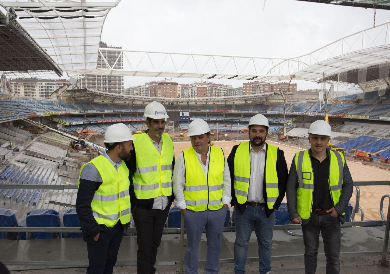 Eneko Goia, alcalde de San Sebastián y Denis Itxaso, diputado de Cultura, Turismo, Deporte y Cooperación han visitado este viernes las obras que están teniendo lugar en Anoeta. 