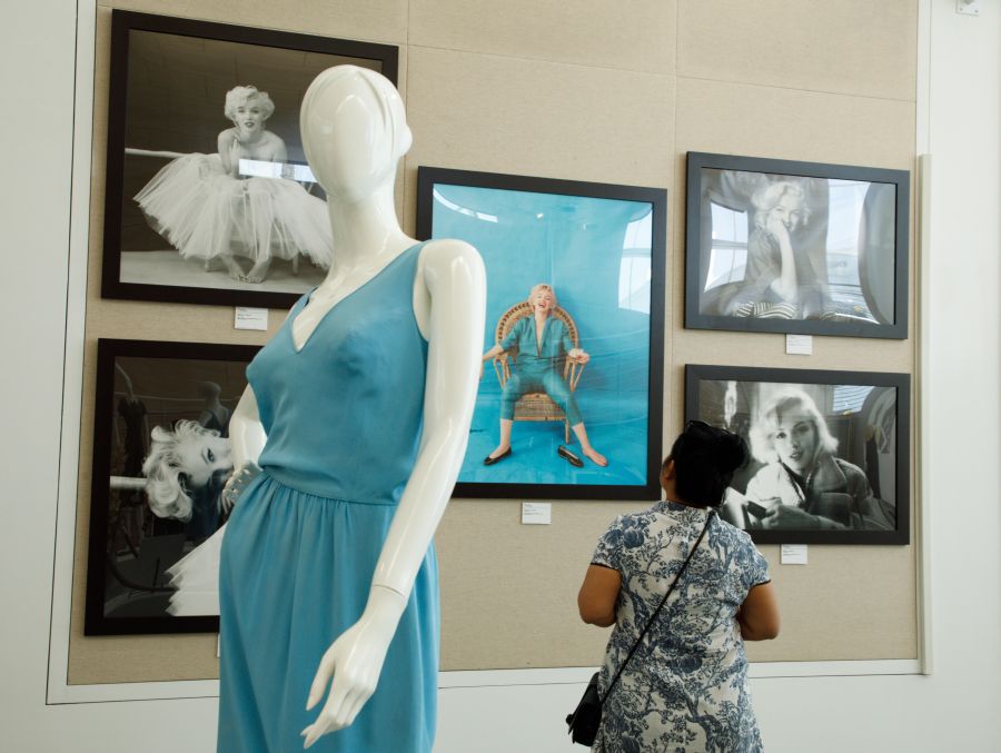 Una exposición en el Paley Center de Beverly Hills, California, muestra fotos y vestidos de la actriz Marilyn Monroe.
